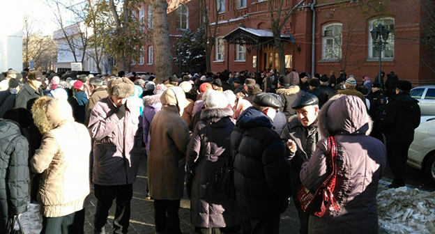 Астраханцы вышли на митинг к стенам регионального парламента
Фото : http://kaspyinfo.ru/astrahancy-vyshli-na-miting-k-stenam-regionalnogo-parlamenta/
© kaspyinfo.ru