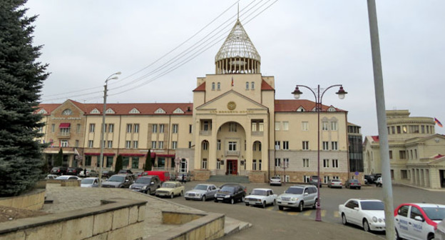 Здание Национального собрания Нагорного Карабаха в Степанакерте. 25 ноября 2016 г.  Фото Алвард Григорян для "Кавказского узла"