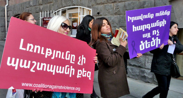 Участники шествия «Против насилия над женщинами». Надпись на плакате: "Женщины, знайте свои права!". Фото Армине Мартиросян для "Кавказского узла"