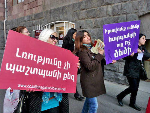 Участники шествия «Против насилия над женщинами». Надпись на плакате: "Женщины, знайте свои права!". Фото Армине Мартиросян для "Кавказского узла" Участники шествия «Против насилия над женщинами». Надпись на плакате: "Женщины, знайте свои права!". Фото Армине Мартиросян для "Кавказского узла"
