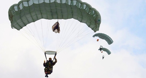 Десантники во время прыжка с парашютом. Фото: Mil.ru Десантники во время прыжка с парашютом. Фото: Mil.ru
