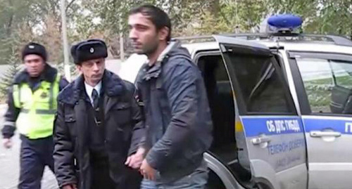 Задержание водителя рейсового автобуса Магомеда Гасанова. Фото http://vd-tv.ru/content/prokuratura-podderzhala-arest-voditelya-avtobusa-magomeda-gasanova-po-vine-kotorogo-pogibli Задержание водителя рейсового автобуса Магомеда Гасанова. Фото http://vd-tv.ru/content/prokuratura-podderzhala-arest-voditelya-avtobusa-magomeda-gasanova-po-vine-kotorogo-pogibli