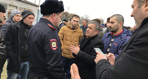 Сотрудники полиции просили сельчан не мешать проводить работы на водозаборе. Фото Патимат Махмудовой для Кавказского Узла. 