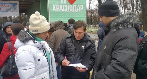 Участники митинга собирают подписи под резолюцией. Краснодар, 3 декабря 2016 г. Фото Натальи Дорохиной для "Кавказского узла". Участники митинга собирают подписи под резолюцией. Краснодар, 3 декабря 2016 г. Фото Натальи Дорохиной для "Кавказского узла".