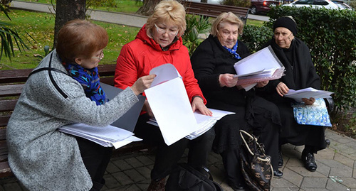 Потерпевшие проводят собрание перед обращением в суд
(слева направо)
Жанны Козаевой, Ларисы Шевелевой, Нины Стуловой, Этери Джангджава. Фото Светланы Кравченко для "Кавказского узла" 