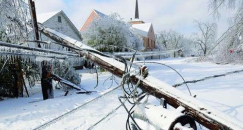 Упавший столб электросети Фото: http://bloknot-rostov.ru/news/pogodnyy-apokalipsis-obestochil-sotsialno-vazhnye--800375