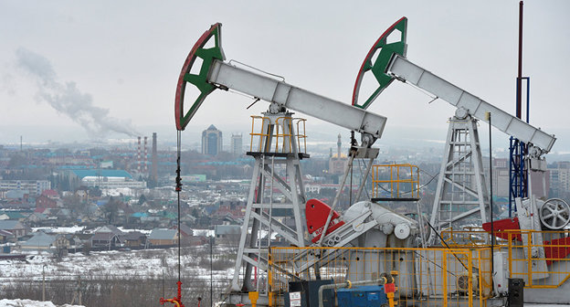 Добыча нефти. Фото © Sputnik / Maksim Bogodvid
http://ru.sputnik.az/economy/20161210/408041502/azerbaydjan-qotov-sokratit-dobicu-na-35-tis-barreley-v-den.html