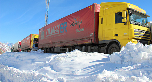 Грузовой автомобиль на военно-грузинской дороге. Январь 2015. Фото Ахмеда Альдебирова для "Кавказского узла" Грузовой автомобиль на военно-грузинской дороге. Январь 2015. Фото Ахмеда Альдебирова для "Кавказского узла"