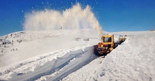 Дорожная техника расчищает дорогу от снега. Фото http://sputnik-georgia.ru/