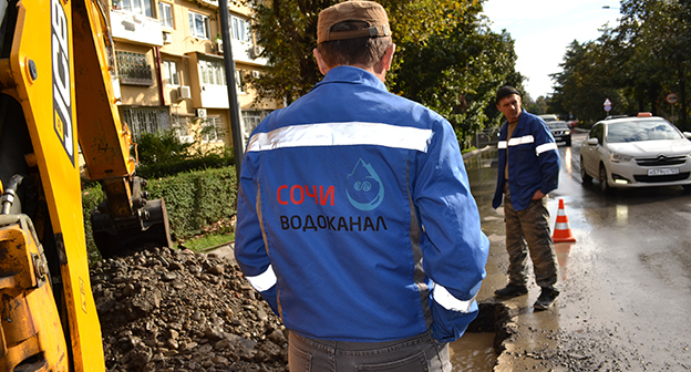 Работники "Сочиводоканала" во время устранения аварии на водоводе. Фото Светланы Кравченко для "Кавказского узла"