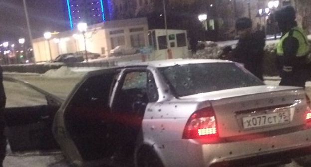 Обстрелянный в ходе спецоперации в Грозном автомобиль. 17 декабря 2016 года. Фото предоставлено "Кавказскому узлу" очевидцем событий.