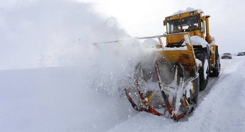 Расчистка дороги от снега. Фото © FB / Департамент автомобильных дорог Грузии
