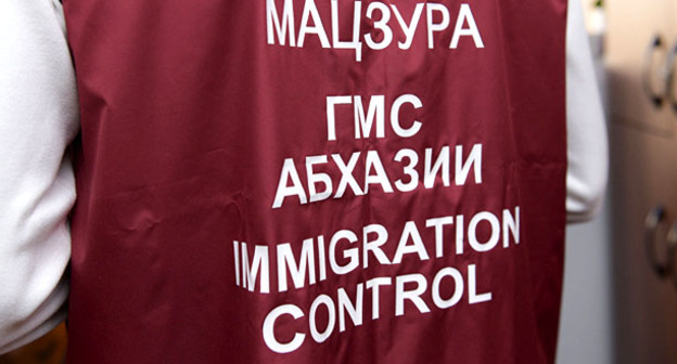 Сотрудник миграционной службы Абхазии. Фото: Томас Тхайцук http://sputnik-abkhazia.ru/