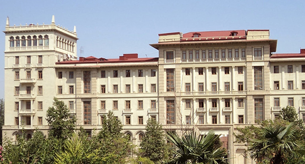 Здание кабинета министров Азхербайджана Фото © AZƏRTAC
http://ru.sputnik.az/azerbaijan/20161008/407292797/privatizirovat-qospredpriyatiya-v-azerbaydjane-stalo-viqodnee.html