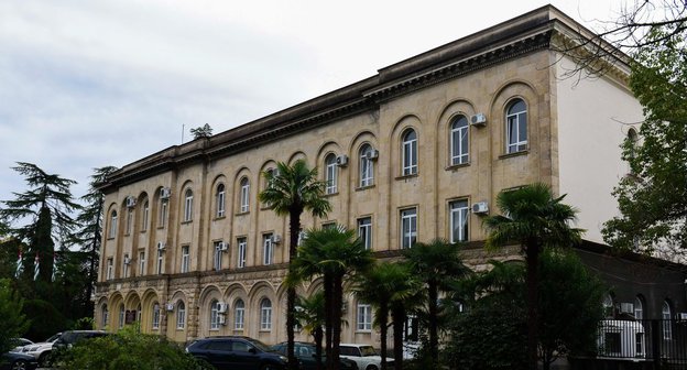 Здание парламента Абхазии. Фото © Sputnik / Томас Тхайцу
 http://sputnik-abkhazia.ru/Abkhazia/20161219/1020089910/valerij-bganba-vlast-i-oppoziciya-podpisali-dogovor.html