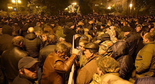 Встреча оппозиции и сторонников власти.  Фото © Sputnik. Томас Тхайцук
http://sputnik-abkhazia.ru/analytics/20161220/1020095196/bolshoe-abxazskoe-chaepitie-vlast-i-oppoziciya-v-poiske-kompromissa.html