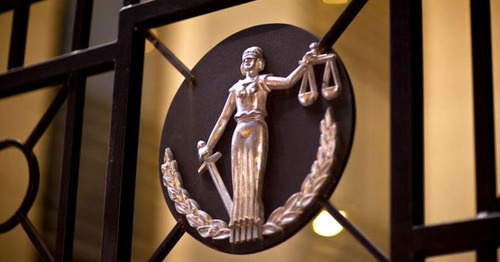 Фигура Фемиды на решетке в зале суда. Фото: Юрий Гречко / Югополис
