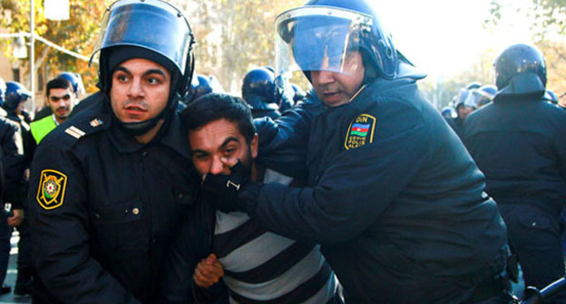 Сотрудники полиции разгоняют участников митинга. Фото Азиза Каримова для "Кавказского узла"