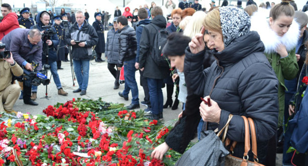 Участники траурного митинга возложили траурные венки и цветы на кромку морского мола. Сочи, 27 декабря 2016 г. Фото Светланы Кравченко для "Кавказского узла"