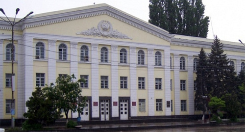 Здание ДГУ.  Фото http://www.riadagestan.ru/mobile/news/society/dgu_i_ooo_botlikhskiy_radiozavod_zaklyuchili_soglashenie_o_nauchno_tekhnicheskom_sotrudnichestve/