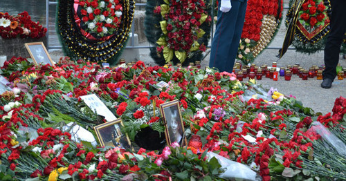 Цветы в память по погибшим в авиакатастрофе. Сочи, 27 декабря 2016 г. Фото Светланы Кравченко для "Кавказского узла"