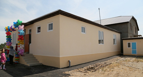 Дом для многодетной семьи в Дагестане. Фото http://www.riadagestan.ru/news/society/mnogodetnaya_semya_v_dagestane_ko_dnyu_zashchity_detey_poluchila_v_podarok_novyy_dom/