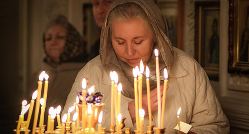 Верующая во время всенощного бдения. Фото Азиза Каримова для "Кавказского узла"