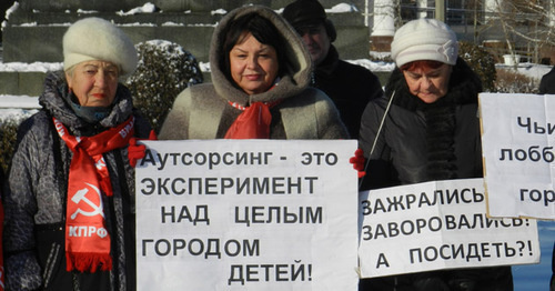 Жители Волгограда в ходе пикета против аутсорсинга в детсадах. 3 декабря 2016 г. Фото Татьяны Филимоновой для "Кавказского узла" Жители Волгограда в ходе пикета против аутсорсинга в детсадах. 3 декабря 2016 г. Фото Татьяны Филимоновой для "Кавказского узла"