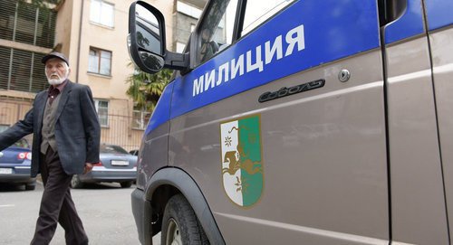 Автомобиль милиции в Абхазии. Фото http://abkhaznews.ru/wp-content/uploads/2016/06/bank.jpg Автомобиль милиции в Абхазии. Фото http://abkhaznews.ru/wp-content/uploads/2016/06/bank.jpg