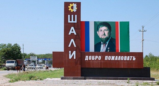 Стелла при въезде в Шали, Чечня. Фото http://ngrz.ru/wp-content/uploads/2015/05/v_chechne_pojavitsja_odna_iz_krupnejshih_mechetej_v_mire.jpg