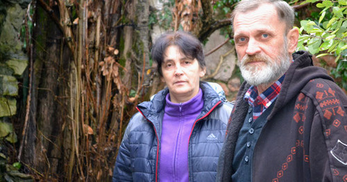 Марина и Николай Яковенко показывают свой дом, где проходил обыск. Фото Светланы Кравченко для "Кавказского узла"