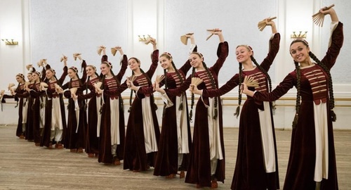 Исполнительницы адыгского танца "Тляпатет". Фото: http://www.moiseyev.ru/122-premera-adygskogo-tanca-tlyapatet.html