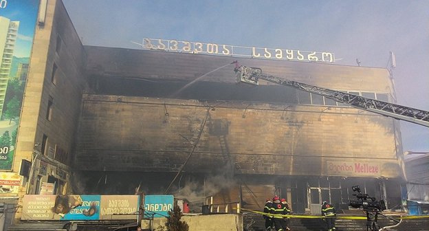 Последствия пожара в Тбилиси. Фото © Sputnik / Levan Avlabreli
https://sputnik-georgia.ru/incidents/20170130/234690002/Krupnyj-pozhar-v-Tbilisi-ogon-ohvatil-13-tysjach-kv-m.html