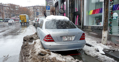 Припаркованный автомобиль. Ереван, январь 2017 г. Фото Армине Мартиросян для "Кавказского узла" Припаркованный автомобиль. Ереван, январь 2017 г. Фото Армине Мартиросян для "Кавказского узла"