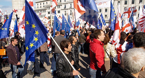 Участники митинга в Грузии с флагами своей страны и Евросоюза. Фото Беслана Кмузова для "Кавказского узла"