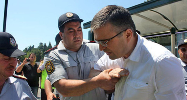 Задержание Ильгара Мамедова полицией. Фото: Turkhan Karimov (RFE/RL).