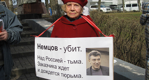 Плакат участницы акции памяти Немцова в Ростове-на-Дону. 27 февраля 2016 г. Фото Константина Волгина для "Кавказского узла" Плакат участницы акции памяти Немцова в Ростове-на-Дону. 27 февраля 2016 г. Фото Константина Волгина для "Кавказского узла"