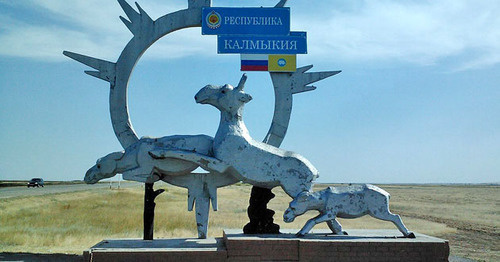 Памятник при въезде в Калмыкию. Автодорога Волгоград - Элиста. Фото: BazIv https://ru.wikipedia.org/ Памятник при въезде в Калмыкию. Автодорога Волгоград - Элиста. Фото: BazIv https://ru.wikipedia.org/