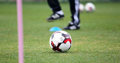 Футбольный мяч на поле. Фото http://fc-terek.ru/118/#_611,8085