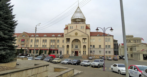 Здание Национального собрания Нагорного Карабаха в Степанакерте. Фото Алвард Григорян для "Кавказского узла" Здание Национального собрания Нагорного Карабаха в Степанакерте. Фото Алвард Григорян для "Кавказского узла"