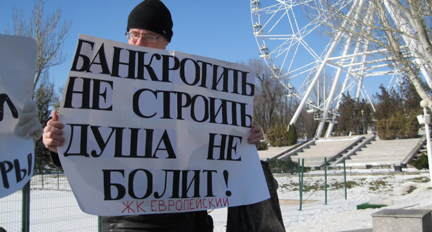 Дольщик жилищного комплекса "Европейский" на митинге.  Фото Константина Волгина для "Кавказского узла"