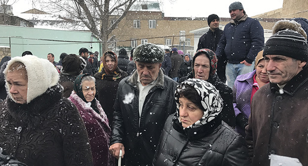 Собрание жильцов, не желающих переселяться из центра города в район промзоны из аварийных домов. Фото Патимат Махмудововй для "Кавказского узла"