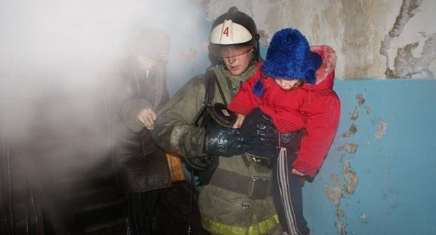 Эвакуация жильцоы дома во время пожара. Фото http://bloknot-volgograd.ru