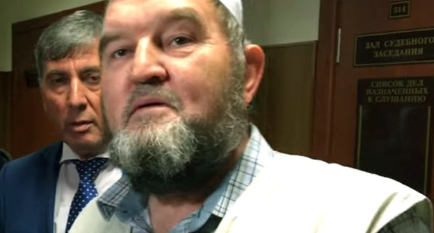 Имам московской мечети "Ярдям" Махмуд Велитов (справа). Кадр из видео БИЗНЕС Online https://www.youtube.com/watch?v=xQC_tbPJ0Vg