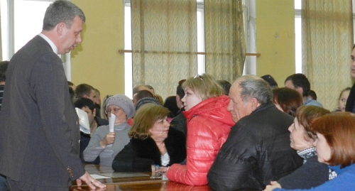 Застройщик Евгений Карпушов отвечает на вопросы дольщиков. Фото Татьяны Филимоновой для "Кавказского узла" Застройщик Евгений Карпушов отвечает на вопросы дольщиков. Фото Татьяны Филимоновой для "Кавказского узла"