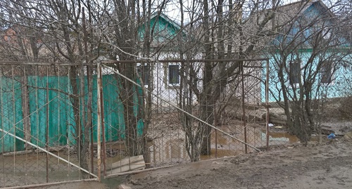 Подтопленные дома на улице Кирова в Элисте. Фото Бадмы Бюрчиева для "Кавказского узла". Подтопленные дома на улице Кирова в Элисте. Фото Бадмы Бюрчиева для "Кавказского узла".
