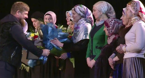Кадыров вручает подарки женщинам на торжественном собрании в  честь 8 марта. Скриншот видео со страницы главы Чечни во "ВКонтакте", Vk.com/ramzan