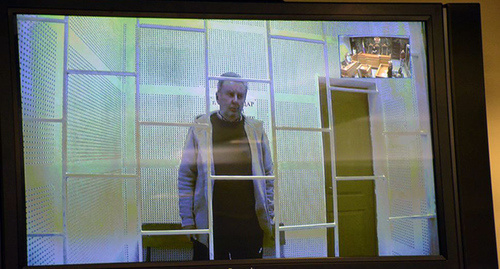Изображение Николая Нестеренко на мониторе в зале суда. Фото: Никита Серебрянников http://yugtimes.com/resonance/20936/ Изображение Николая Нестеренко на мониторе в зале суда. Фото: Никита Серебрянников http://yugtimes.com/resonance/20936/