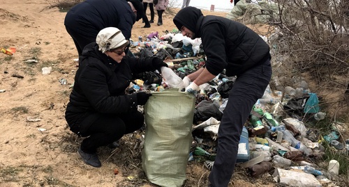 Активисты очищают от мусора пляж в Каспийске. 12 марта 2017 года. Фото Патимат Махмудовой для "Кавказского узла".