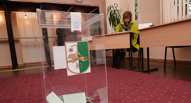 Избирательный участок в Абхазии. Фото © Sputnik. Томас Тхайцук
http://sputnik-abkhazia.ru/Abkhazia/20170313/1020599873/istochnik-v-cikv-12-okrugax-izbrany-deputaty.html